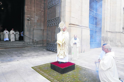 Más de un centenar de fieles asistieron ayer por la tarde a la misa de Corpus en la Catedral de Lleida, guardando las medidas de seguridad.