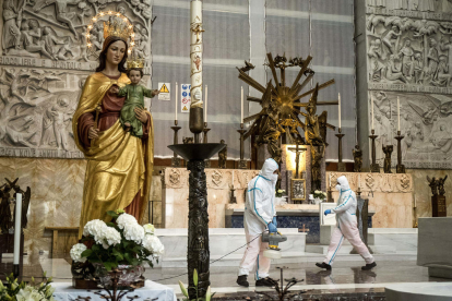 Operaris desinfecten l’església de Sant Joan Bosco de Roma, que podrà reobrir demà.
