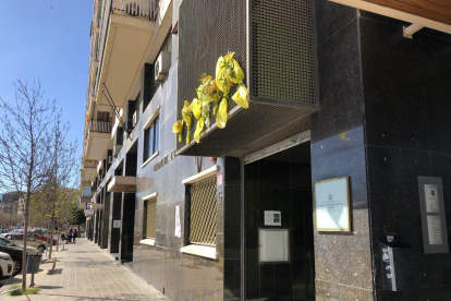 Imatge de rams grocs a la seu de Benestar Social a Lleida.
