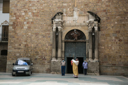 Más de un centenar de fieles asistieron ayer por la tarde a la misa de Corpus en la Catedral de Lleida, guardando las medidas de seguridad.