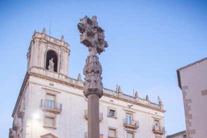 Las obras de la plaza Major de Tàrrega junto a la cruz de término. 