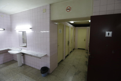 Els lavabos de l’estació, on un vigilant va fer tocaments a una jove, segons la denunciant.