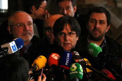Carles Puigdemont, Toni Comín y Lluís Puig después de comparecer ante la justicia belga en la Chambre du Conseil.
