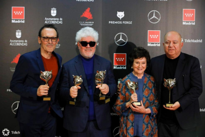 Alberto Iglesias, Pedro Almodóvar, Julieta Serrano y Agustín Almodóvar, con los premios tras la gala.