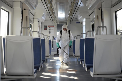 Un operari desinfecta un tren a la ciutat xilena de Valparaíso.