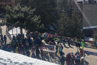 Niños de la Val d’Aran esquiando ayer en Baqueira.