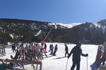Nens de la Val d’Aran esquiant ahir a Baqueira.