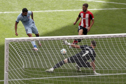 Diego Costa dispara ante el portero del Ahtelic Unai Simón para marcar el gol del empate a uno.