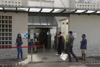 Pacientes haciendo cola en el exterior del CAP de Balàfia-Pardinyes.