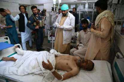 Un sanitari atén una víctima de l’atac a l’Afganistan.