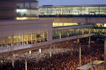 Milers de persones s’amunteguen davant de l’aeroport del Prat després que la plataforma Tsunami Democràtic cridés a paralitzar l’activitat de l’aeroport.