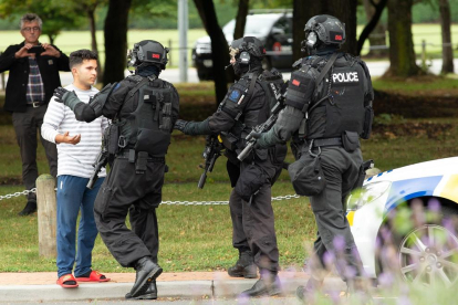 Policies fan retrocedir persones de l'escena d'un tiroteig aquest divendres en una mesquita a Christchurch.