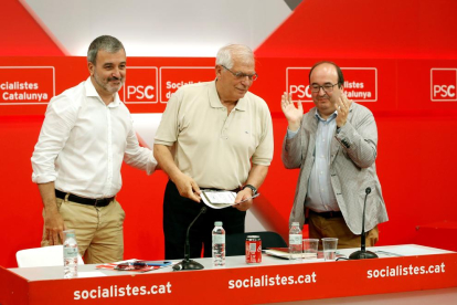 Josep Borrell flanquejat per Jaume Collboni i Miquel Iceta, ahir a Barcelona.