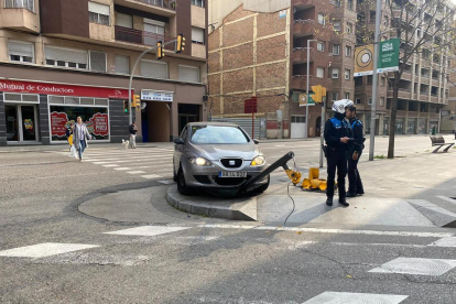 Un turismo se empotra contra un semáforo en Príncep de Viana 