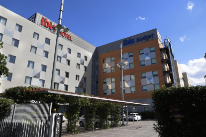 Imatge de l’exterior de l’hotel Ibis, a la zona d’expansió de Copa d’Or i al costat de l’Ll-11.