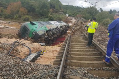 La locomotora de Captrain descarrilada en Vinaixa, un día después de las fuertes lluvias de octubre.