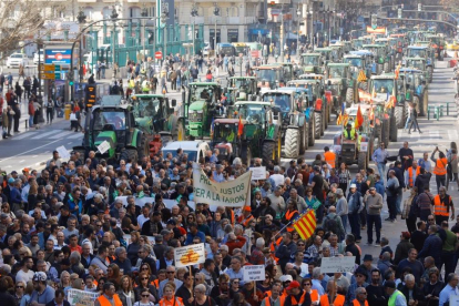 Manifestants i tractors, ahir, en ple centre de València.