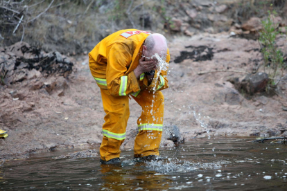 Un bombero se refresca la cara durante las labores de extinción.