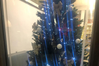 Un árbol y dos ‘tions’ lucen en el vestíbulo del ayuntamiento.