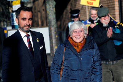 La exconsellera de Educación, Clara Ponsati, y el abogado Aamer Anwar llegan a la sede de la policía de Edimburgo este jueves.