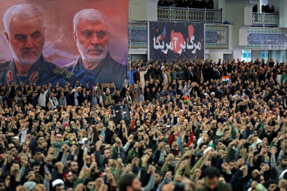 Milers de persones van assistir al sermó de l’aiatol·là Ali Khamenei clamant “mort als Estats Units”.
