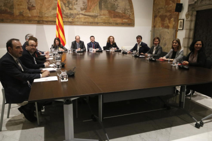 La mesa de diálogo entre partidos catalanes reunida ayer por tercera vez en la Generalitat.