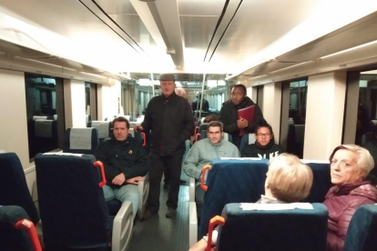 Alguns dels viatgers que van estar atrapats quatre hores al tren entre Picamoixons i Alcover.