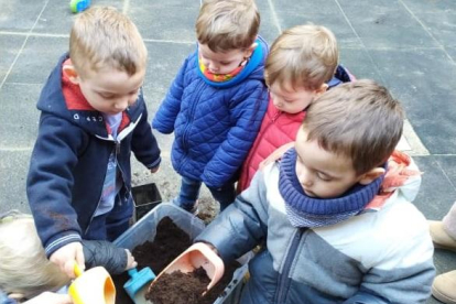 Los niños de la escuela “bressol” plantaron ayer semillas.