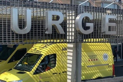 Una ambulància a l'hospital Arnau de Vilanova.