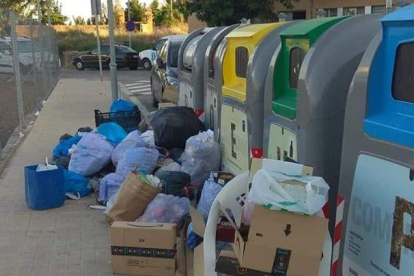 Bolsas de basura fuera de los contenedores en Alcoletge.