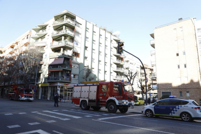 Efectivos de los servicios de emergencias ayer en la vivienda afectada en la avenida de Les Garrigues. 