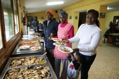 Algunas de las personas desalojadas, comiendo ayer en la granja-escuela La Manreana. 