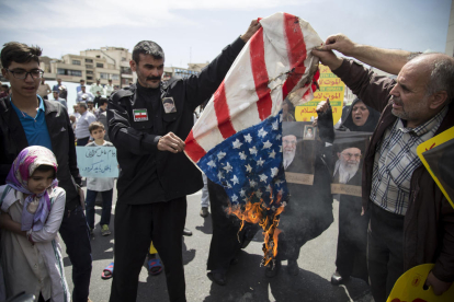 Manifestants cremen una bandera nord-americana a Teheran, divendres passat.