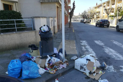 Denuncien a tres veïns de Tàrrega per deixar residus a la via pública