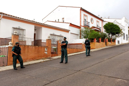 La Guàrdia Civil vigila la casa del detingut per la desaparició.