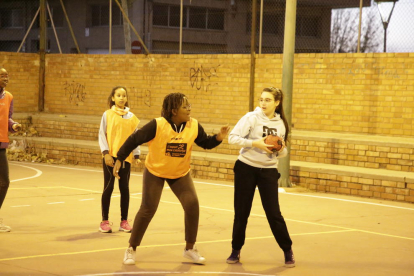Las jugadoras del equipo infantil de la Associació Lleidatana, junto a sus entrenadores, en el patio de la escuela Balàfia. 