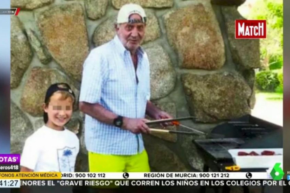 Juan Carlos con el hijo de Corinna, en una foto difundida por ella.