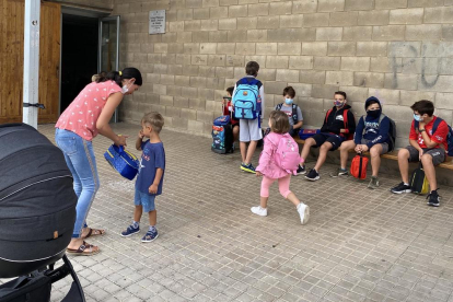 La entrada de los alumnos al colegio de Sanaüja esta semana. 