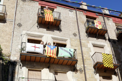 La Fiesta de Moros y Cristianos de Lleida se hace sentir con música y balcones engalanados