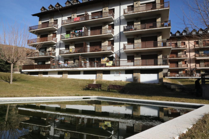 La piscina propiedad del ayuntamiento en la urbanización de Estanys de Pallars, cerrada con una valla.