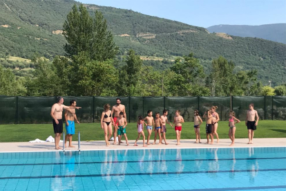 La piscina propietat de l’ajuntament a la urbanització d’Estanys de Pallars, amb tanques.