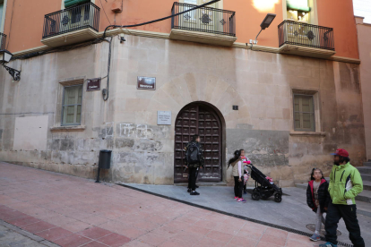Pares i alumnes a l’exterior de la seu del col·legi Cervantes del carrer Cavallers.