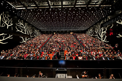 L’estrena - L’òpera Il Trovatore va ser el primer espectacle que va acollir el gran teatre el 21 de gener del 2010. No era una representació operística qualsevol, ja que es tractava d’una coproducció del Gran Teatre del Liceu en què havi ...