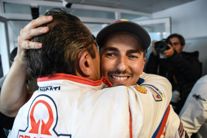 Jorge Lorenzo abraça un membre del seu equip després d’anunciar que deixa el Mundial de MotoGP.