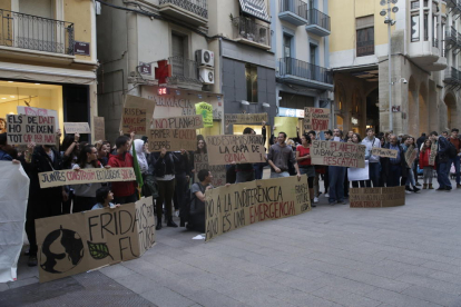 Participants ahir en la concentració a la plaça Paeria per reclamar mesures contra el canvi climàtic.