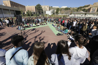 Participants ahir en la concentració a la plaça Paeria per reclamar mesures contra el canvi climàtic.