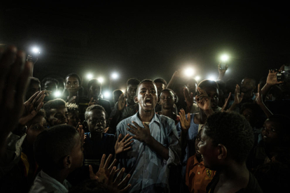 Una imatge nocturna il·luminada amb mòbils durant una protesta política al Sudan, del japonès Yasuyoshi Chiba, millor foto de l’any.