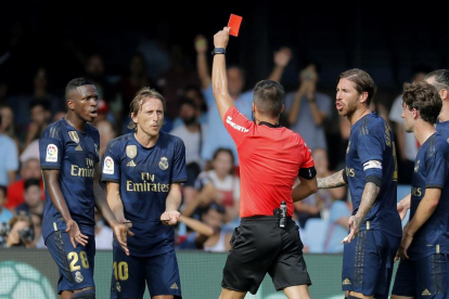 El árbitro leridano Estrada Fernández muestra la tarjeta roja a Luka Modric, jugador del Madrid.