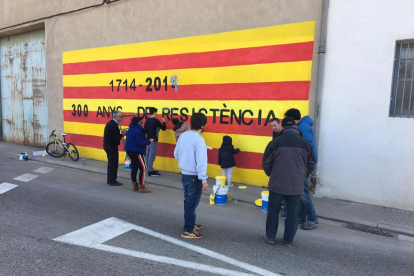 Reponen murales y lazos en El Palau  -  El Palau d’Anglesola ya ha repuesto los lazos amarillos y los murales que fueron dañados por unos desconocidos la noche del 31 de enero. Varios vecinos y miembros del CDR del Palau dedicaron parte de la ma ...