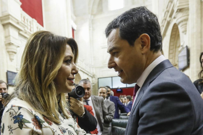 Susana Díaz felicita a su sucesor en el cargo Juanma Moreno.